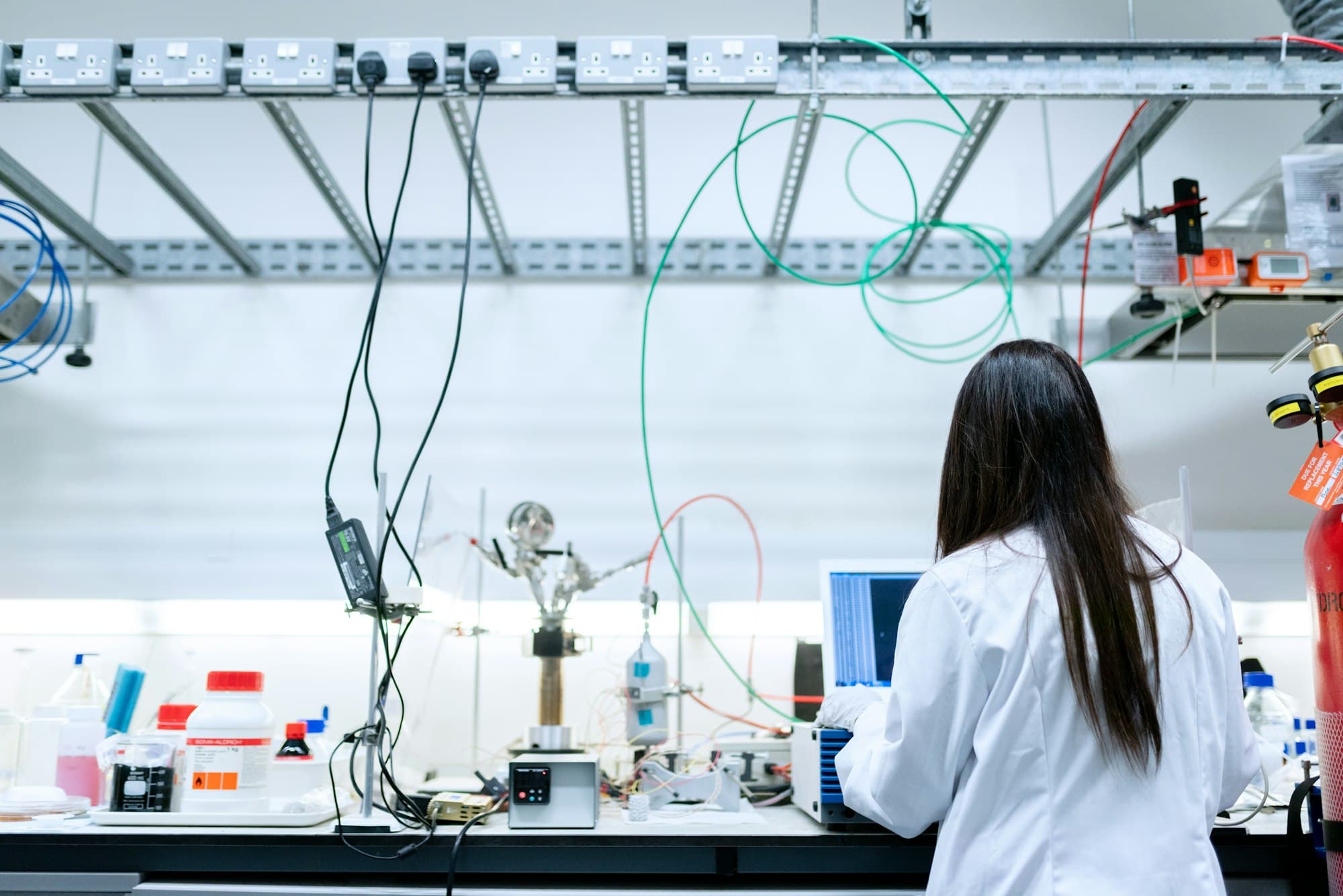 Profesional de laboratorio trabajando con un ordenador portátil