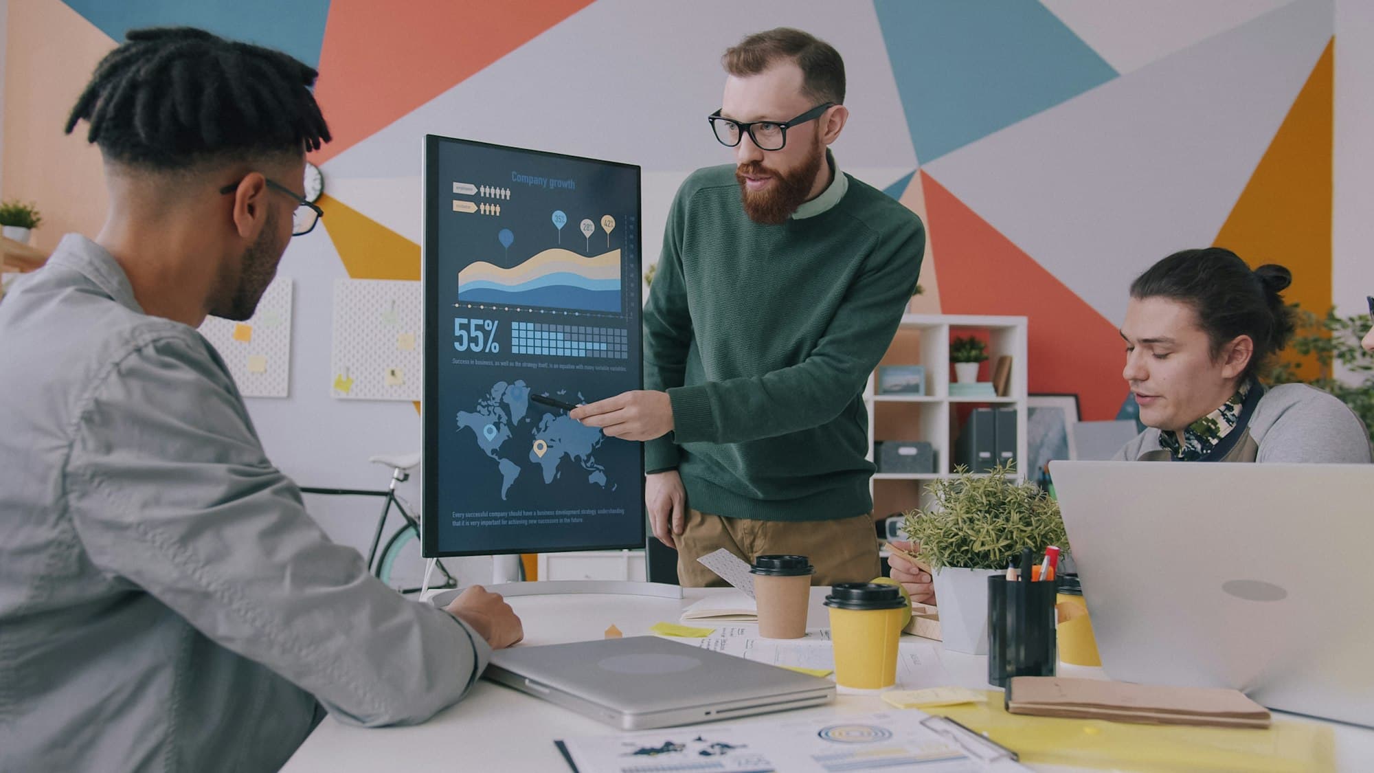 Equipo analizando gráficos de datos en una pantalla